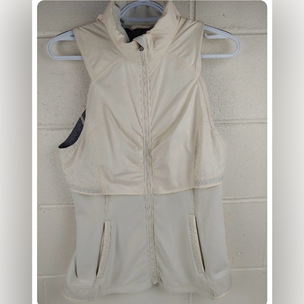 Lululemon  Kanto Catch Me Vest Angel Wing Ghost Dot Embossed Hidden Hood size 2